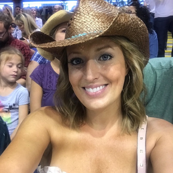 Meet your Posher, Carin - Picture 1 of 7